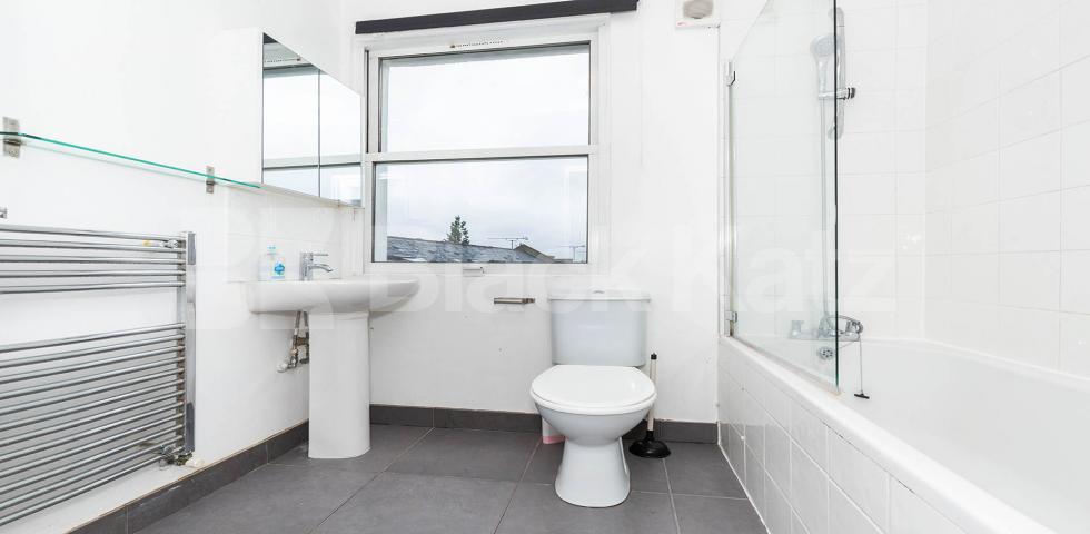 modern kitchen and bathroom wood floors walking distance to ucl avail 1/9/24 Hampstead Road, Camden / Euston